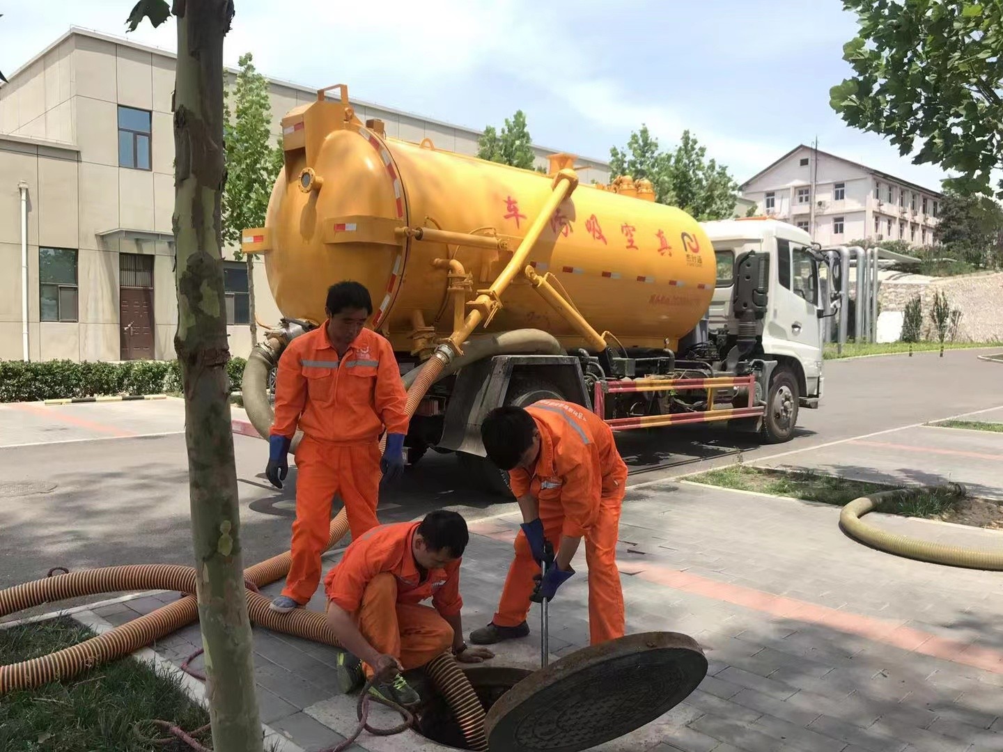 清苑管道疏通车停在窨井附近