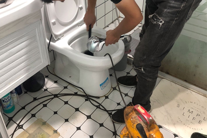 清苑马桶堵塞自己疏通还是找师傅？专业上门服务让你省时更省心